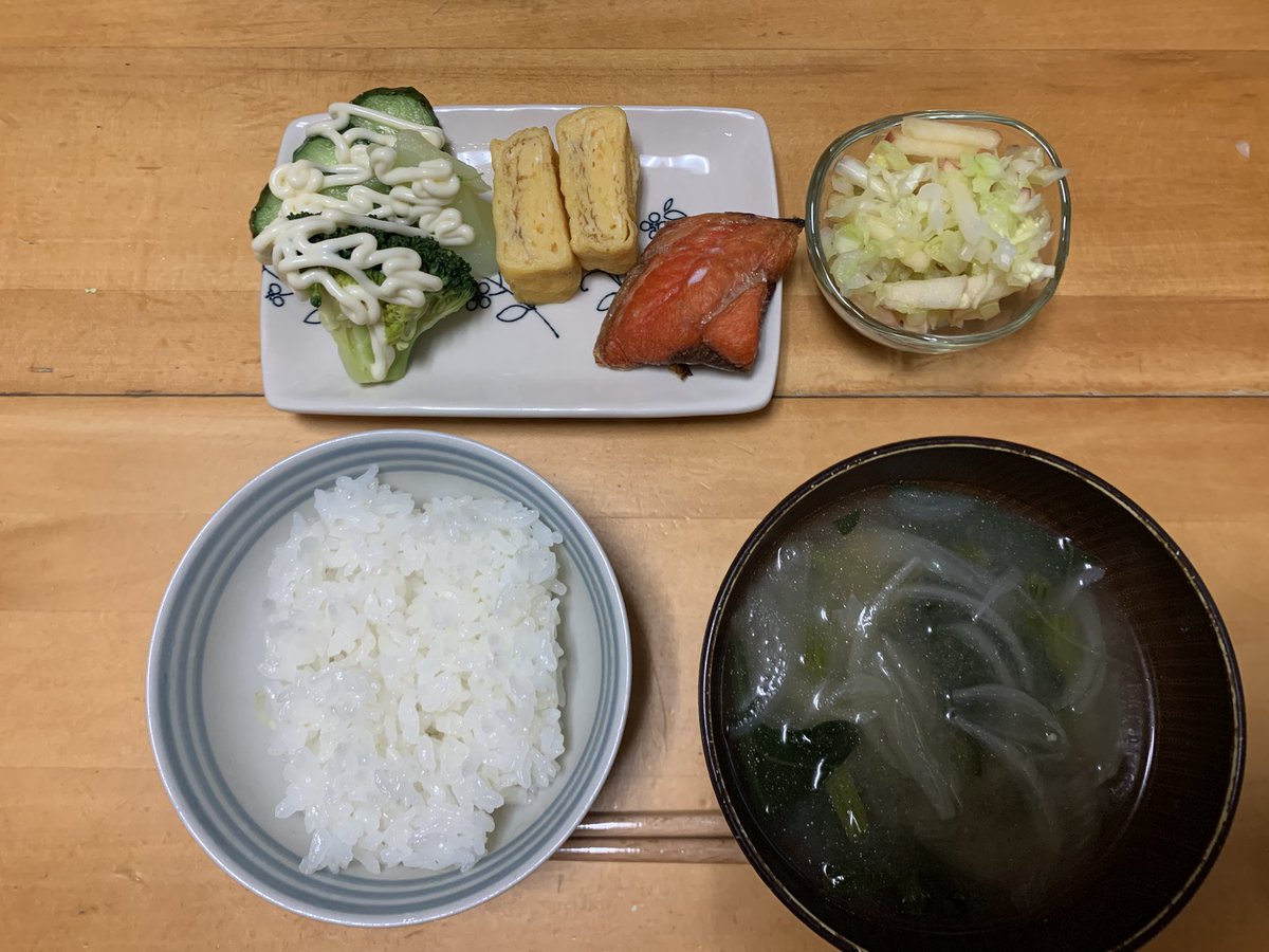 towanyanco's tweet photo. 今日の朝ごはん

♡ごはん
♡ほうれん草のお味噌汁
♡りんごとキャベツのシンプルサラダ
♡ブロッコリーのサラダ
♡玉子焼き
♡塩シャケ
♡チーズ
♡無調整豆乳

予約時間の1時間前に別時間予約のお客さん来てしまい、その時間のお客さんとブッキング💦とはいえ予約は予約なので出直してもらった💦 https://t.co/zSC7GHdDjY