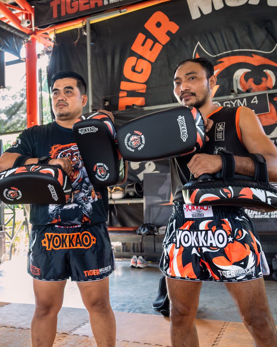 yokkaoboxing's tweet image. YOKKAO | Tiger Muay Thai
Two names that have been part of Muay Thai for years, just doing what they do.
A capsule shaped by real training, real places, real people.
Only available at Tiger Muay Thai store.
#muaythai #fight #fighting #mma #thailand