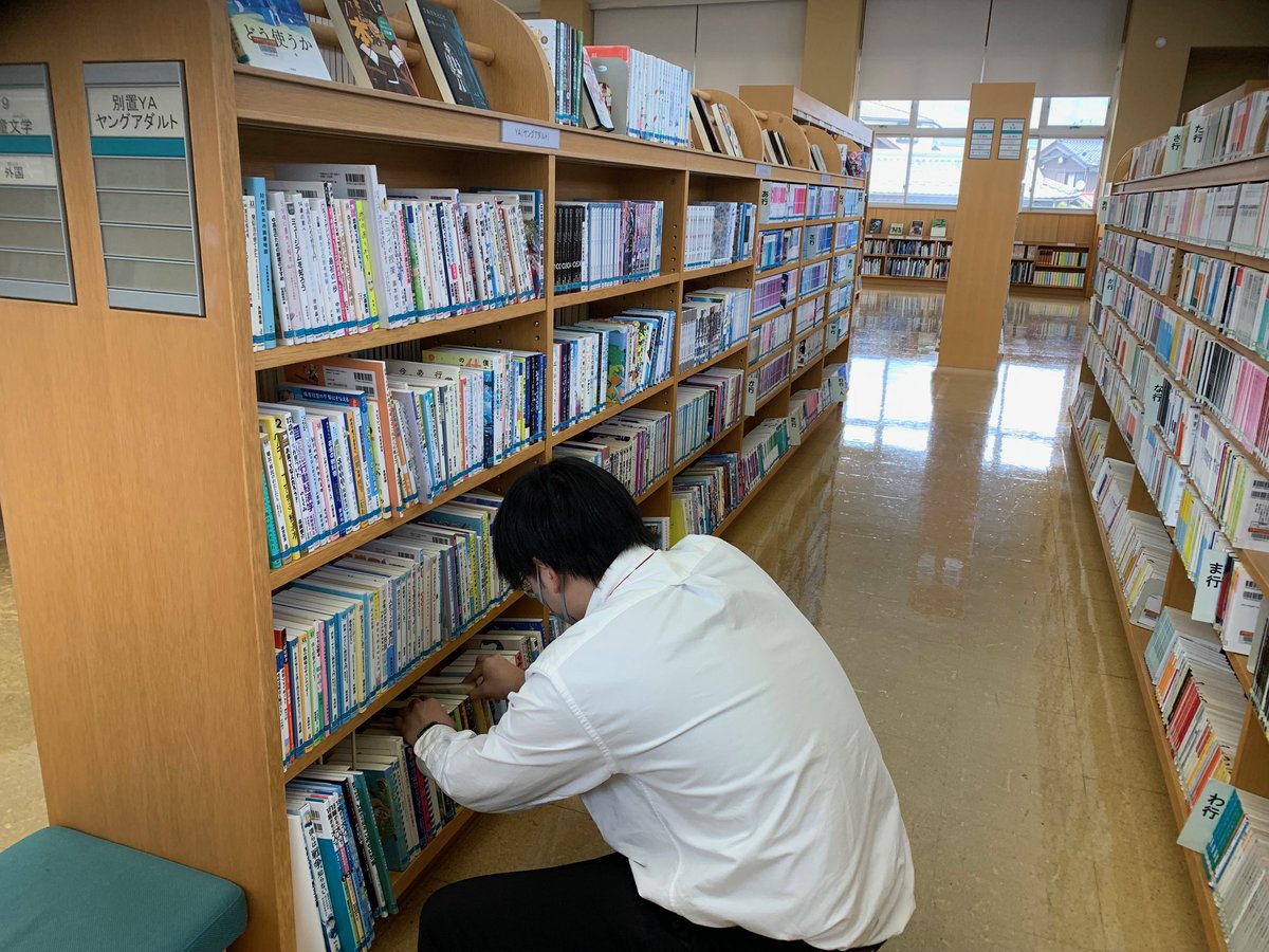 Shigabunkyo's tweet photo. うーん、なるほど！
図書館インターンシップの報告第2回は米原市立山東図書館です。蔵書管理は、資料とお客様を結びつける図書館にとってポイントとなる業務のひとつ。今日の体験業務は、除籍資料のリサイクル事業の準備作業です。もちろん、開架室の棚の管理も大事です。
＃滋賀文教短期大学　#司書 https://t.co/3ny2GbsQZK