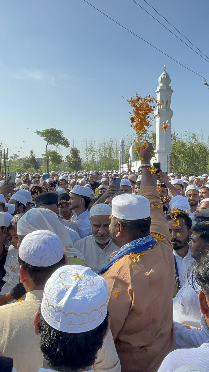Kamalwalia_'s tweet photo. #विधानसभा_रामपुर_मनिहारान 06 के #ग्राम_पांडोली ईदगाह में नमाज़ अदा करने वाले सभी साथियों का फूलों से हार्दिक स्वागत एवं सम्मान किया। आप सभी को ईद की दिली मुबारकबाद!” https://t.co/cc00D5hAZB