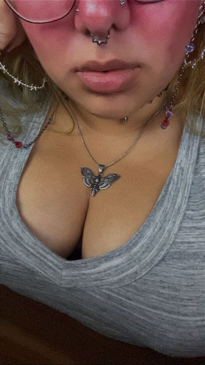 G0THG00NETTE's tweet photo. the lips of your favorite customer service agent https://t.co/wEiXczfVCW