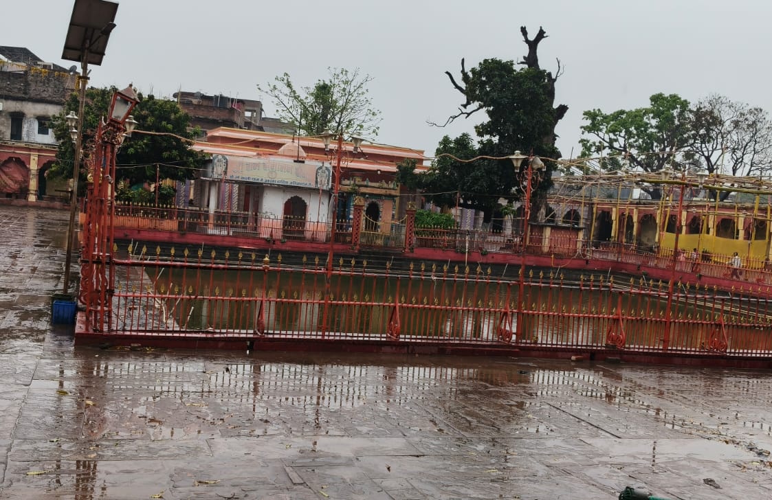 VijayGoelBJP's tweet photo. आज बिहार दौरे के दौरान कालीबाग मंदिर में माँ काली के दर्शन किए।
बेतिया पश्चिम चंपारण की इस पावन भूमि पर आध्यात्मिक ऊर्जा और आस्था का अद्भुत संगम देखने को मिला। इस अवसर सांसद @sanjayjaiswalMP जी भी उपस्थित रहे। #BiharVisit https://t.co/GxQYTM7apw