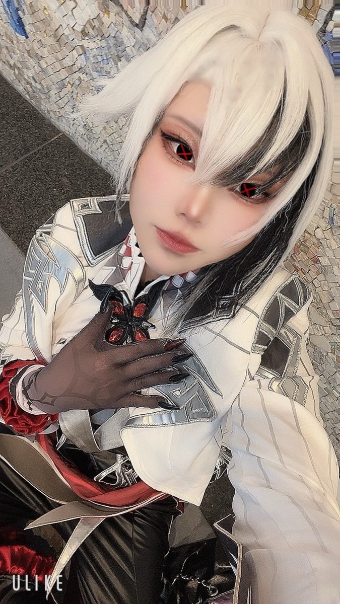 ⚠️カラコン加工⚠️

ロルちが貸してくれて
ロルちの誕生日祝ってます

初のげんしん