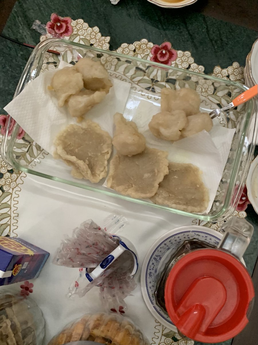 Lebaran di Palembang pada umumnya

No sayur labu, no opor in sight

Pempek di meja, tekwan &amp; malbi di dapur

Oiya, makan pempek tu gak di mangkok &amp; gak disendok ya cukonya

Tapi di lepek kecil, dan diseruput cukonya.

The otentik, ol fesyen wei