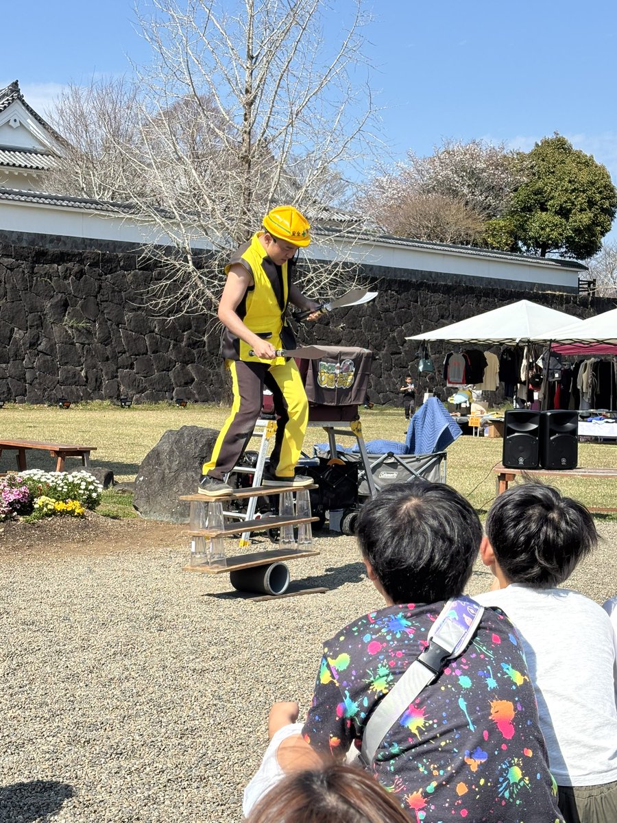 maskdem's tweet photo. 天ヶ城公園開門祭りに行ったら、たまたまジャグラーひがちゃうさんがパフォーマンスしてました！
M字しかしないと私と違ってクオリティーが高かすぎる😮👍 https://t.co/NvXrTgDkXV