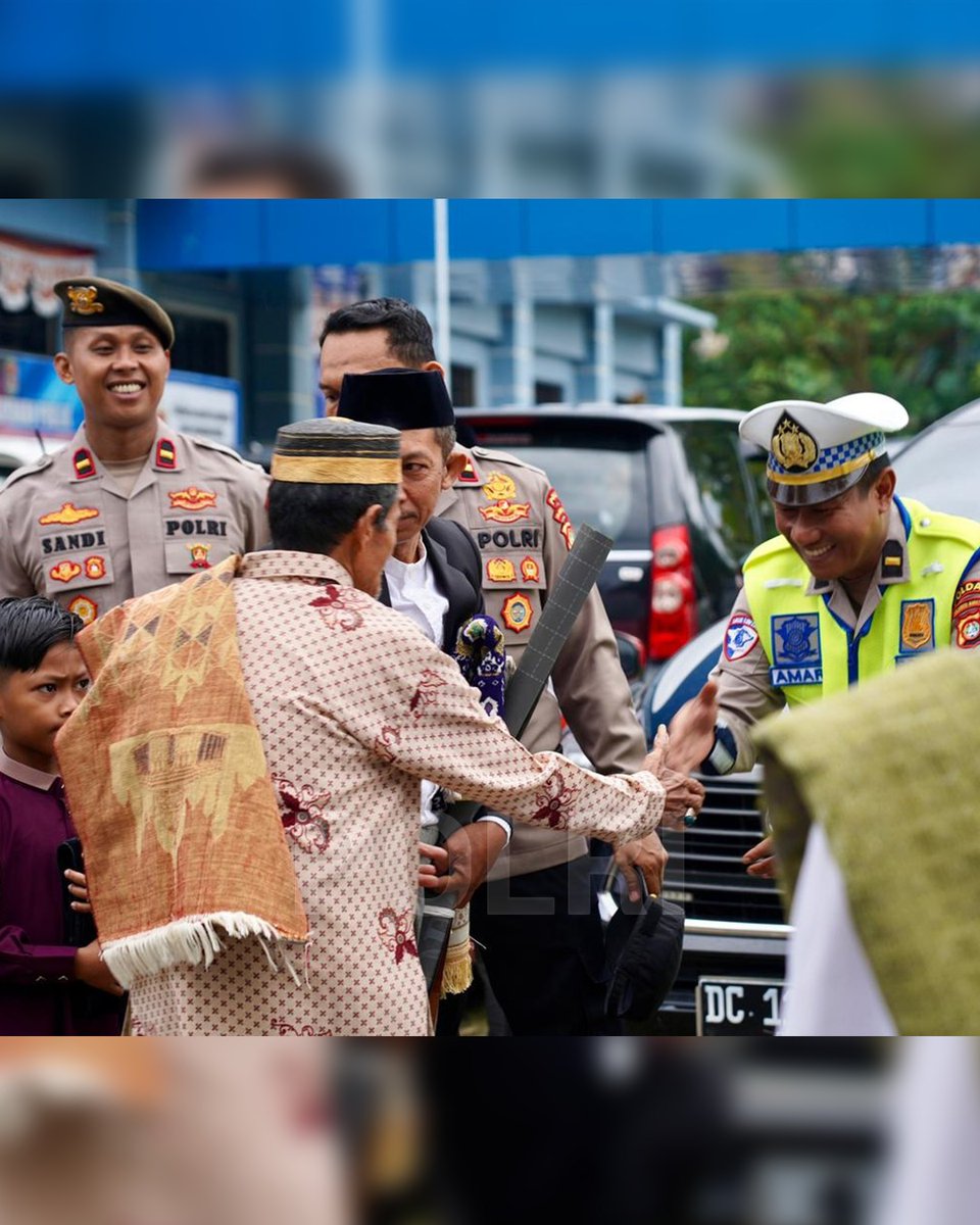 PolairudK's tweet photo. Perbedaan waktu pelaksanaan ibadah bukanlah sebuah penghalang, melainkan wujud indahnya toleransi umat beragama di Indonesia. Ribuan jamaah Muhammadiyah di Sulawesi Barat telah melaksanakan Sholat Idul Fitri 1447 H yang dipusatkan di Stadion Manakarra, Jumat (20/3). https://t.co/NeOotDdWsu