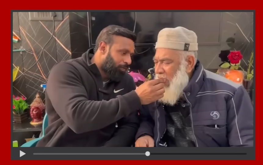 sauravyadav1133's tweet photo. ईद के मौके पर इस साल की सबसे बेहतरीन तस्वीरें हम कैसे भूल सकते हैं जिसमें दीपक अपने हाथों से बुजुर्ग वकील अहमद साहब को मिठाई खिला रहे हैं और वो कांपते हाथों से दीपक को आशीर्वाद दे रहे हैं...🤝❣️
#Eid
 #EidMubarak
तस्वीर - BBC https://t.co/zrqzcWCjHn