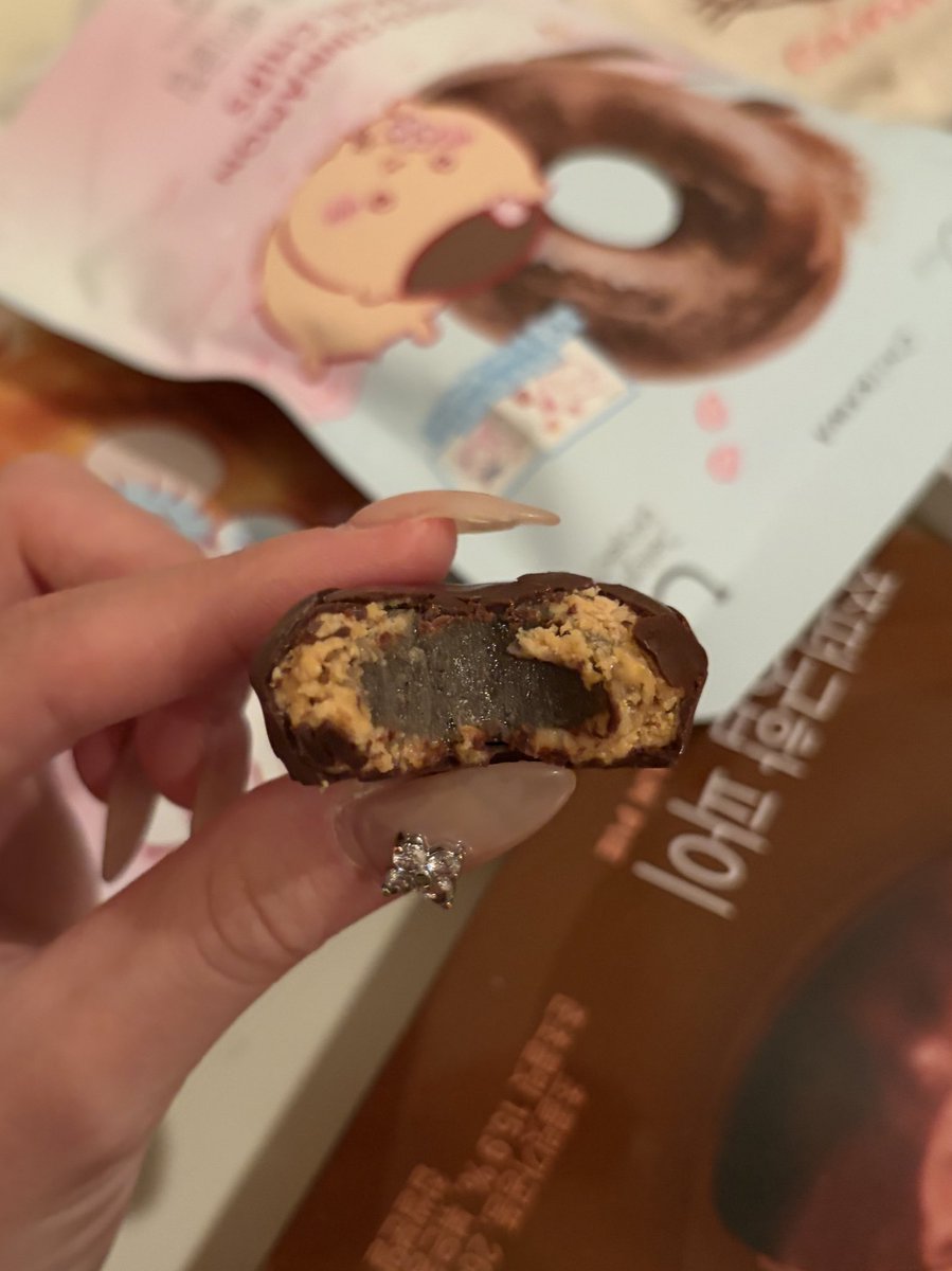 rxrxly_s2_'s tweet photo. あとお土産にはこれが美味しい
有名なもちチョコよりサイズ小さいけど、きな粉餅最高✨️ https://t.co/Yi2rMkMrg2