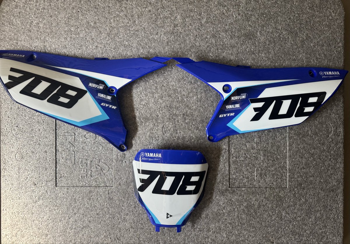 Ninja2300's tweet photo. 少し傷が入ってきてしまったサイドカバーにプロテクションデカールを貼ってみた♪
プロテクションデカールって、厚くて貼るの難しかった！
明日にでも、装着してみよ〜

#モタード 
#Motard
#yz250fx https://t.co/ksiEpICvU6