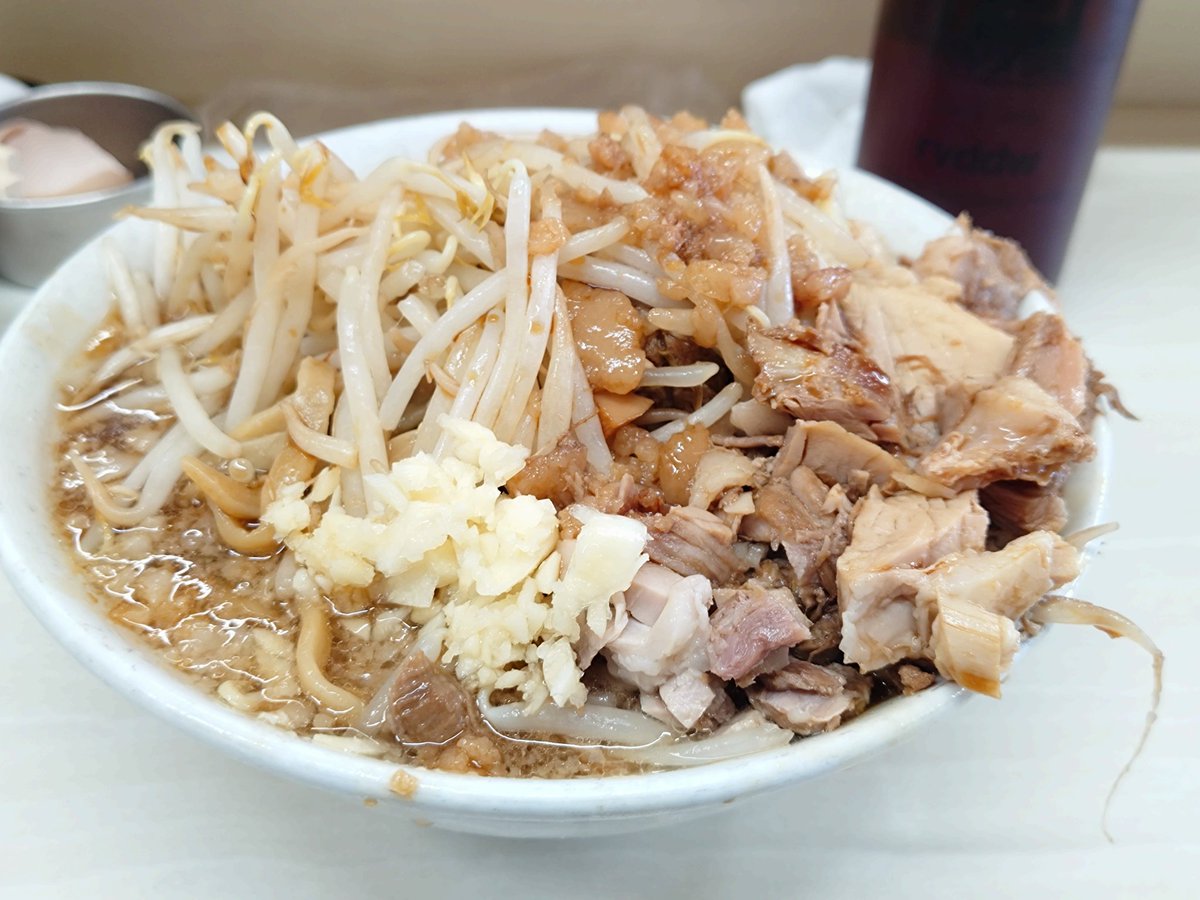 noahsark244's tweet photo. 久しぶりのラーメン荘歴史を刻め下新庄店。店は10ヶ月振り、マサさんはなんと1年10ヶ月振り。相変わらずパワフルだな〜っ！最近は二郎系ラーメンが食べられないくらい胃腸が不調なんだけど、無理して来て良かった！そんな胃腸を察したかのようなほぐし豚も最高でした！
#ラーメン荘歴史を刻め下新庄 https://t.co/iuLCSwMNoN