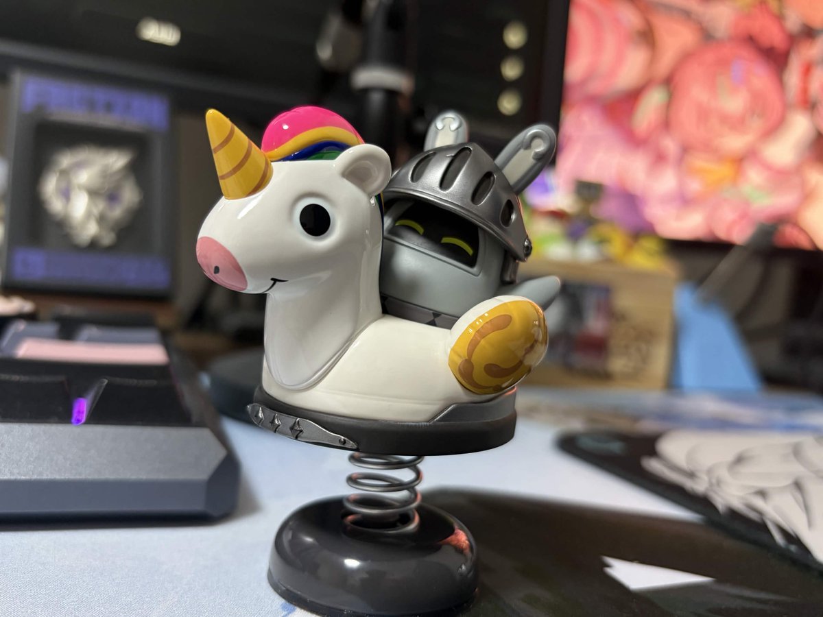 ずっと前に予約してたキホーテこと、キシドウボンプちゃんが届きました～！！

まーーーじでかわいい！！！！
クオリティ高すぎてボンプのグッズの中でもトップクラスに出来がいいです！！
ゆらゆらしてて無限に眺めていられる…

#ゼンレスゾーンゼロ