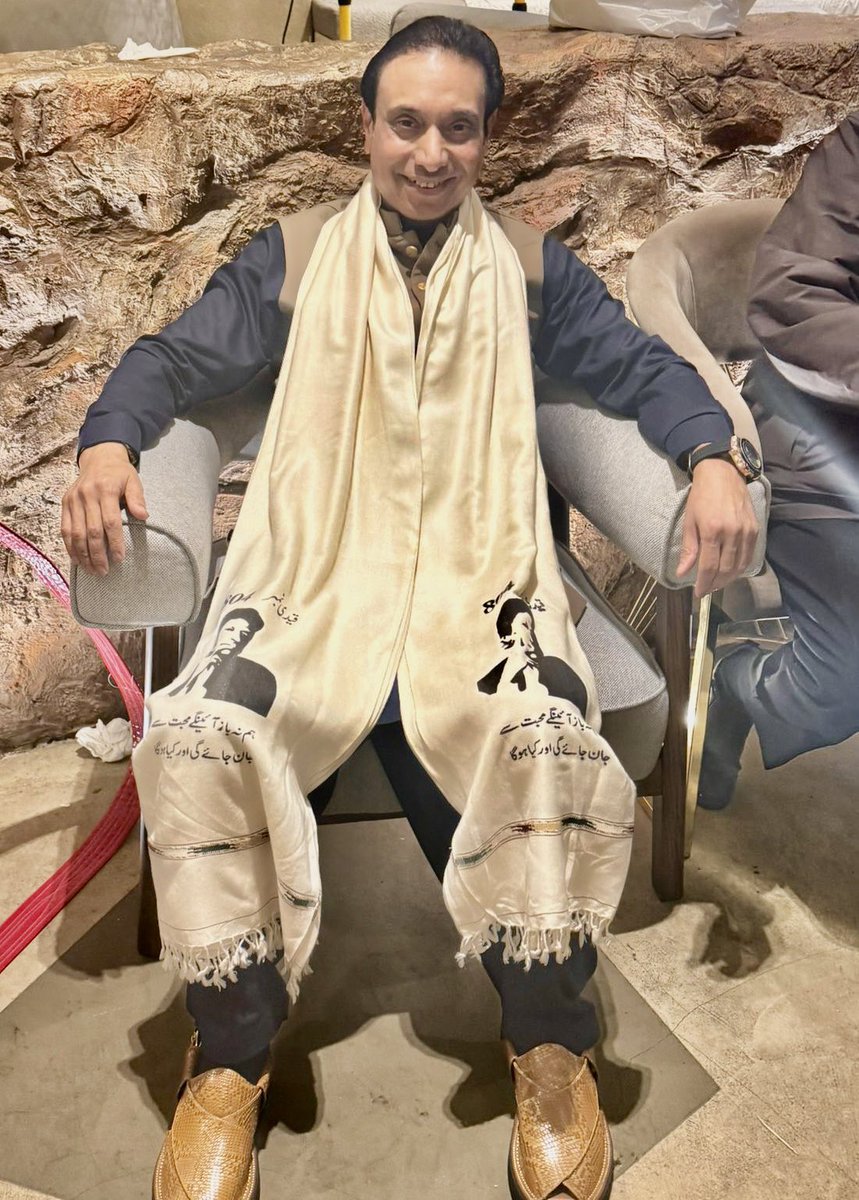 پی ٹی ائی کا سپاہی اور اپنے قائد مرشد عمران خان کا دیوانہ عید کے روز اپنی محبت کا انو کھا انداز کپتان چپل اور شال جس میں لکھا ہے ۰ “ ہم باز نہیں ائیں گے محبت سے اور جان جائے گی اور کیا ہو گا . <a href="/AsifButtPTI/">Asif Butt President PTI UK nw</a>