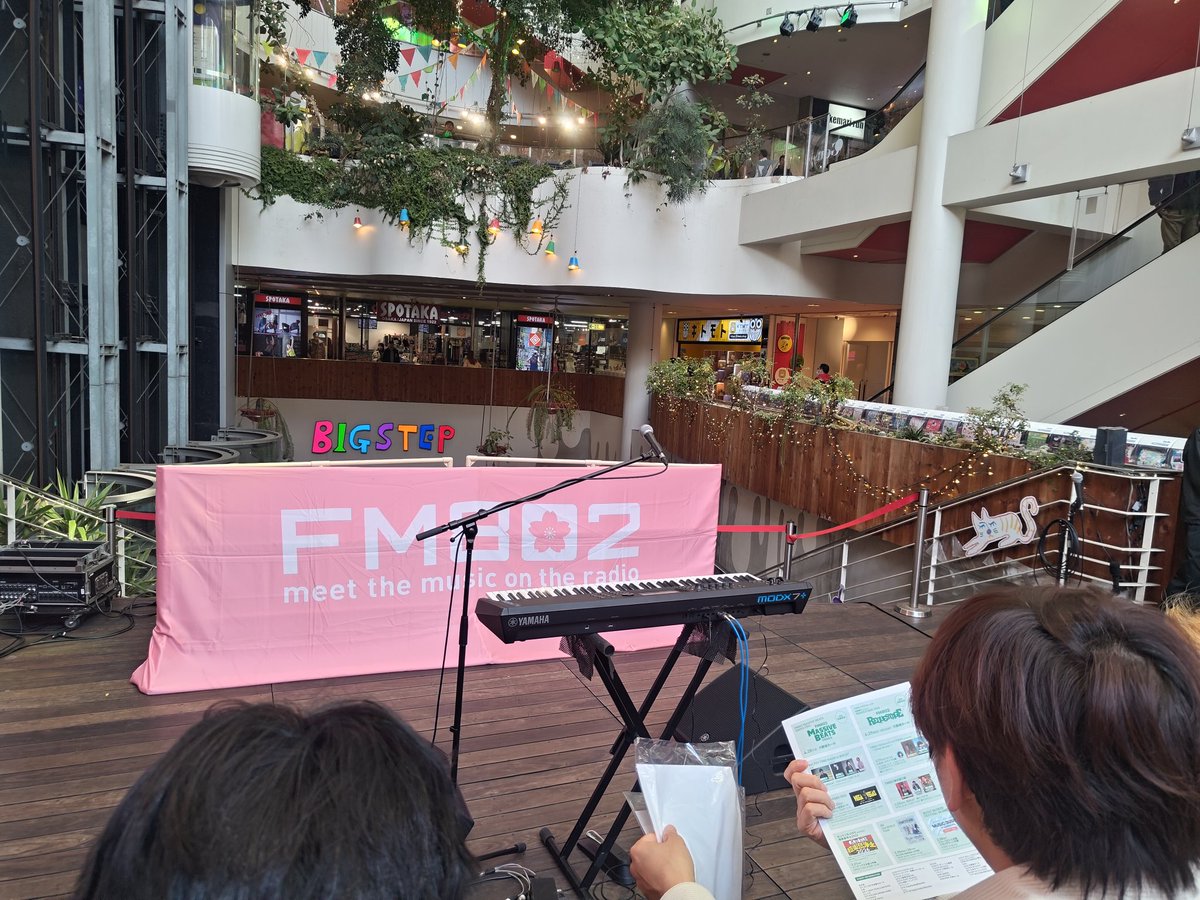 WRX_ve5's tweet photo. 友成空のライブめっちゃ近かった😆
いつ聴いても素晴らしい歌声🎤
FM802さん優先観覧ありがとう！
#友成空 https://t.co/lypL9bU3V8