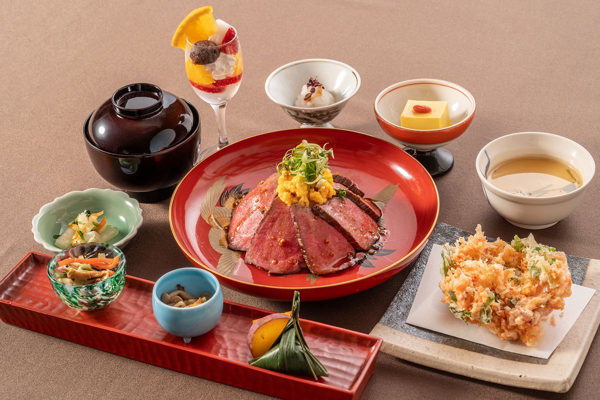fugetsuofficial's tweet photo. 暦ごとに変わるランチ「浮月ごよみ」。

慶喜公の父、徳川斉昭公が好んだと伝わる牛肉。
その逸話にちなみ、しっとりと仕上げたローストビーフを盛り込んだ特製丼をご用意いたしました。

浮月ごよみ 爽奏 4,356 円 ＜1日20食限定＞
4 月1 日（水）～ 6 月28 日（日）

https://t.co/5KfvbeZk37 https://t.co/fqGOUTPjL4
