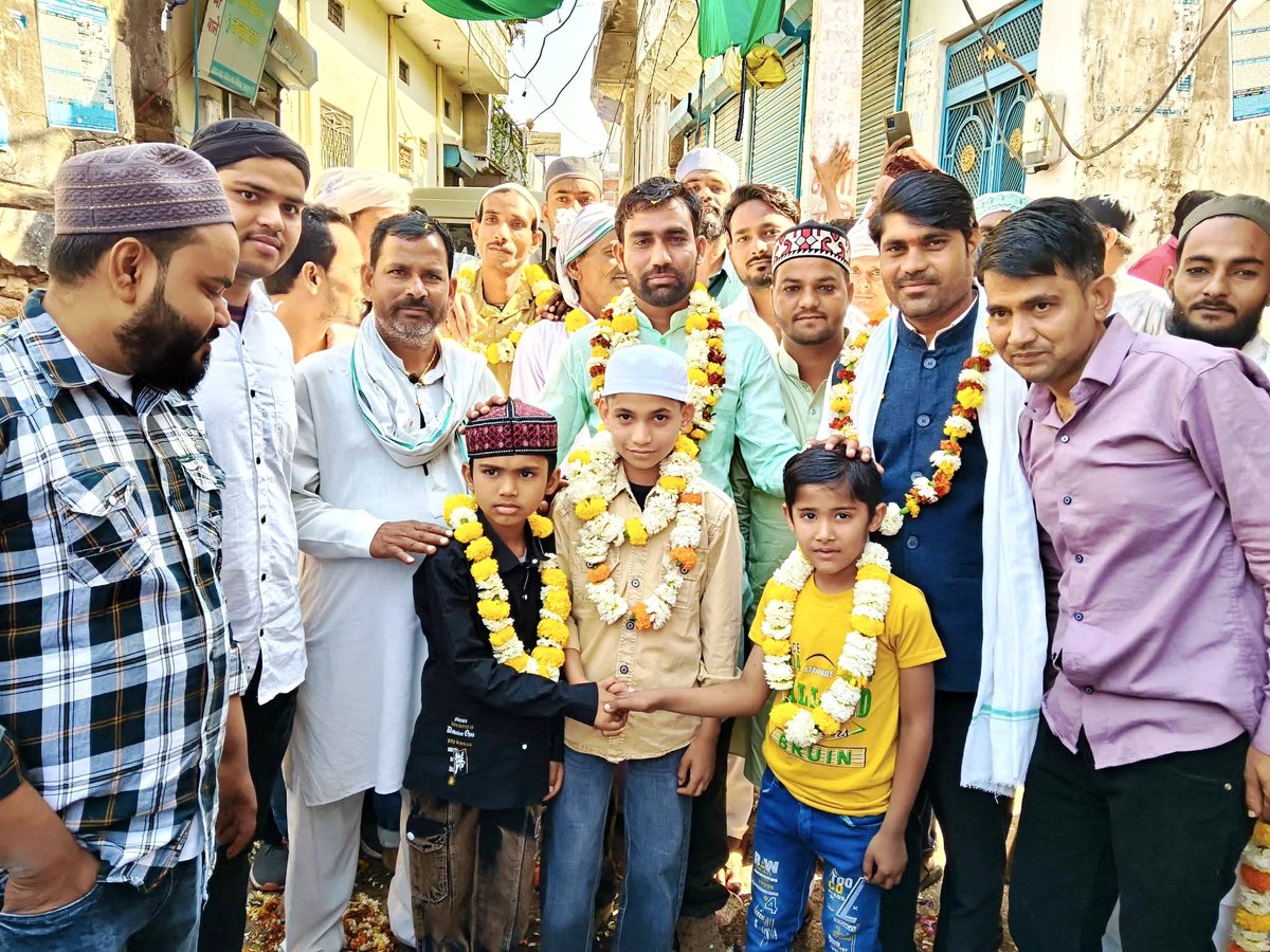 HansrajMeena's tweet photo. सपोटरा की जामा मस्जिद में आज ईद के मौके पर मुस्लिम भाईयों को दिल से बधाई एवं शुभकामनाएं दीं। आपसी प्रेम, भाईचारा और एकता ही हमारे समाज की असली पहचान है। https://t.co/kEh6suBEkR