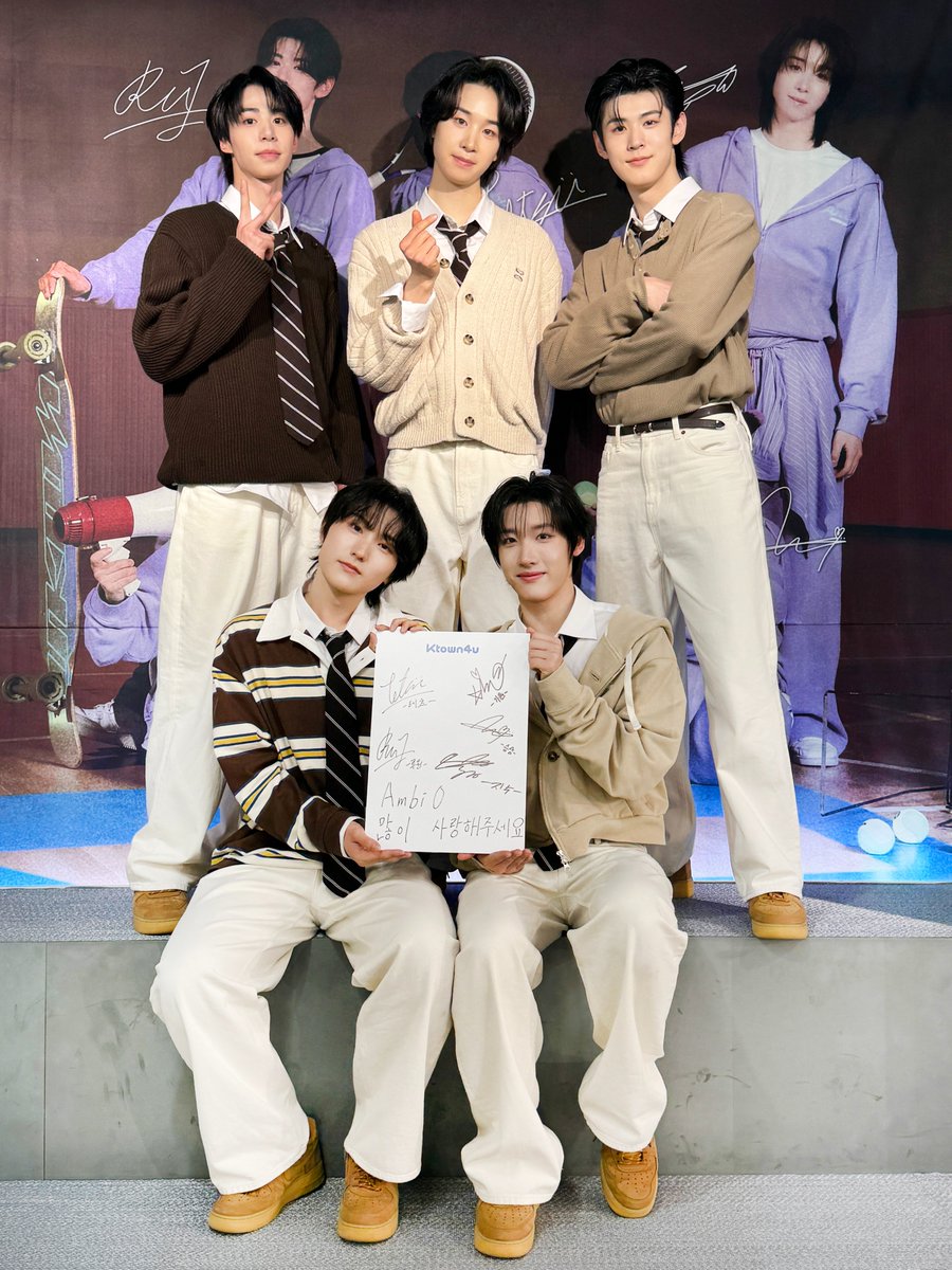 Ktown4u_coex's tweet photo. AmbiO 1st Mini Album [Boys be Ambitious]
#케타포코엑스 POP-UP STORE 💜

모두 집중집중🚨
다섯명의 왕자 엠비오의 등장 - ̗̀ෆ(˶'~'˶)ෆ  ̖́-
멋진 단체 사진과 함께 팬분들을 위한 친필 메시지까지💌
#케타포코엑스_엠비오팝업 에 방문하셔서 확인해 보세요°. ♡

#AmbiO #엠비오
#Boys_be_Ambitious