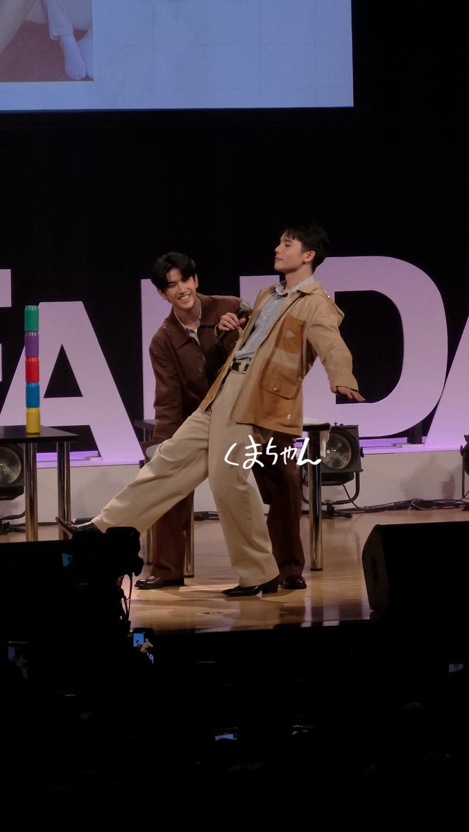 น้องซีเล่นเกมแพ้เลยต้องอุ้มพี่จิม แต่พี่จิมบอกไม่ไหว นนผมขึ้นมา5โล ส่วนน้องซีบอกปวดหลัง 55555555555555

HI JAPAN JIMMYSEA IS BACK
#JSFANDAY30XTOKYO