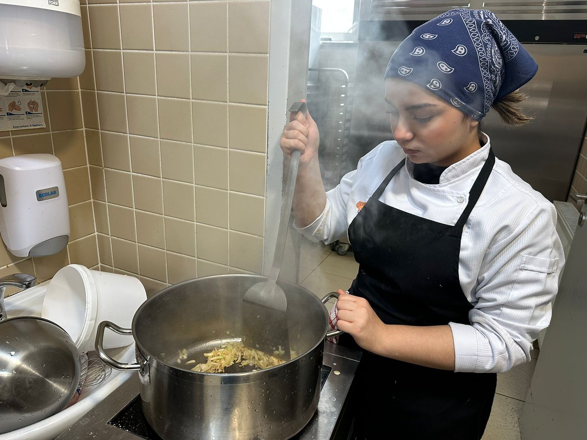 Gül Kız MTAL öğrencilerimiz Çekya’da sadece öğrenmiyor, mutfakta fırtınalar estiriyor. Erasmus+ programı kapsamında Prag’da bulunan genç aşçı adaylarımız, Çek mutfağının inceliklerini usta şeflerle omuz omuza çalışarak keşfediyor.
<a href="/recai_ocak/">Recai Ocak</a> <a href="/ulusalajans/">Türkiye Ulusal Ajansı 🇹🇷 Turkish NA</a> <a href="/Gulmtal2024/">Gül Mesleki ve Teknik Anadolu Lisesi Isparta</a>
