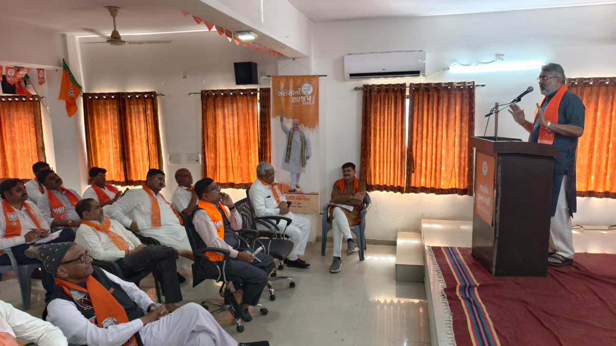 આજરોજ સૌરાષ્ટ્ર ઝોન અંતર્ગત જામનગર જિલ્લાના જામનગર જીલ્લા ગ્રામ્ય ના સંગઠન ના તથા ચૂંટાયેલા હોદ્દેદારો સાથે સંગઠનાત્મક બેઠક કરી ને પરિચય મેળવ્યો.
<a href="/BJP4Gujarat/">BJP Gujarat</a> 
<a href="/bjp4jamnagar/">Bjp4jamnagar</a> 
#2MandviVidhansabha
#jamnagar