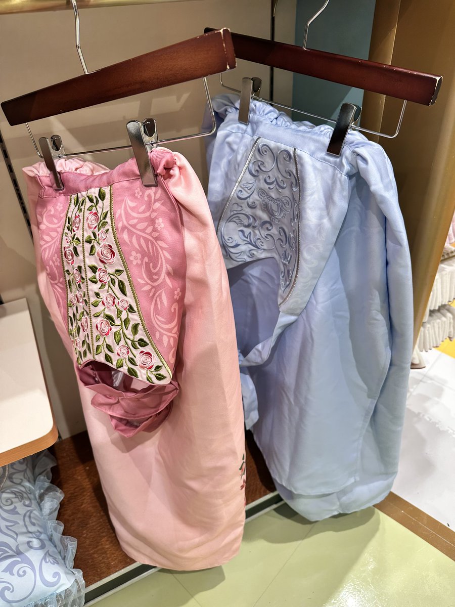 ディズニーストア、シンデレラとオーロラ姫のクッションとエプロン出てた。新商品かな。