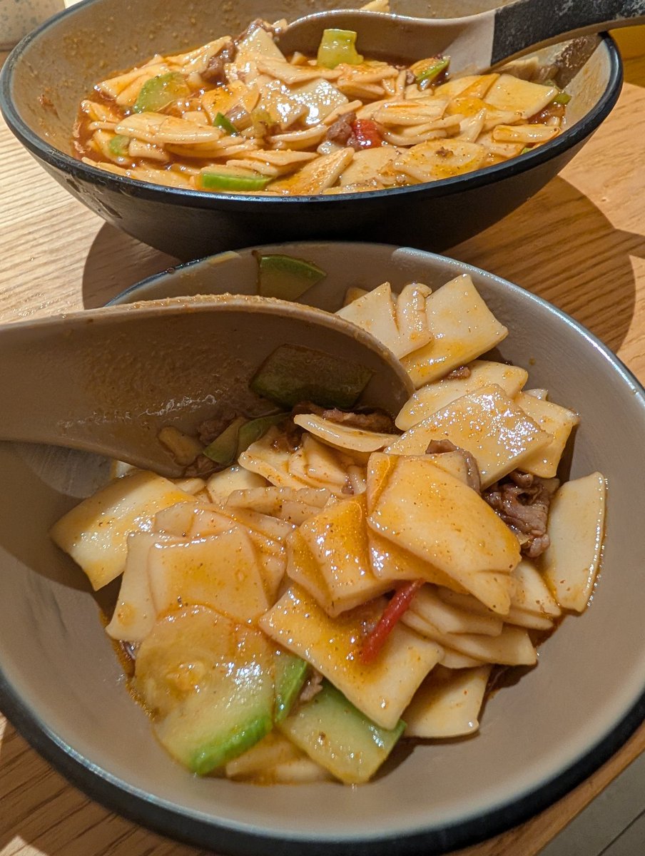 BlueHeartsUWS's tweet image. 連手 (connect hands) Lanzhou BBQ in #Nanshan #Shenzhen
Last dish was this chopped flat glutenous noodle dish. LOVED the mildly spicy flavor w/ zucchini slices. This is a winner!

兰州烧烤
深圳
連手
蘭州(兰州)BBQ
〆はこの切った麺
マイルドな辛さにズッキーニのスライス等入り風味抜群!