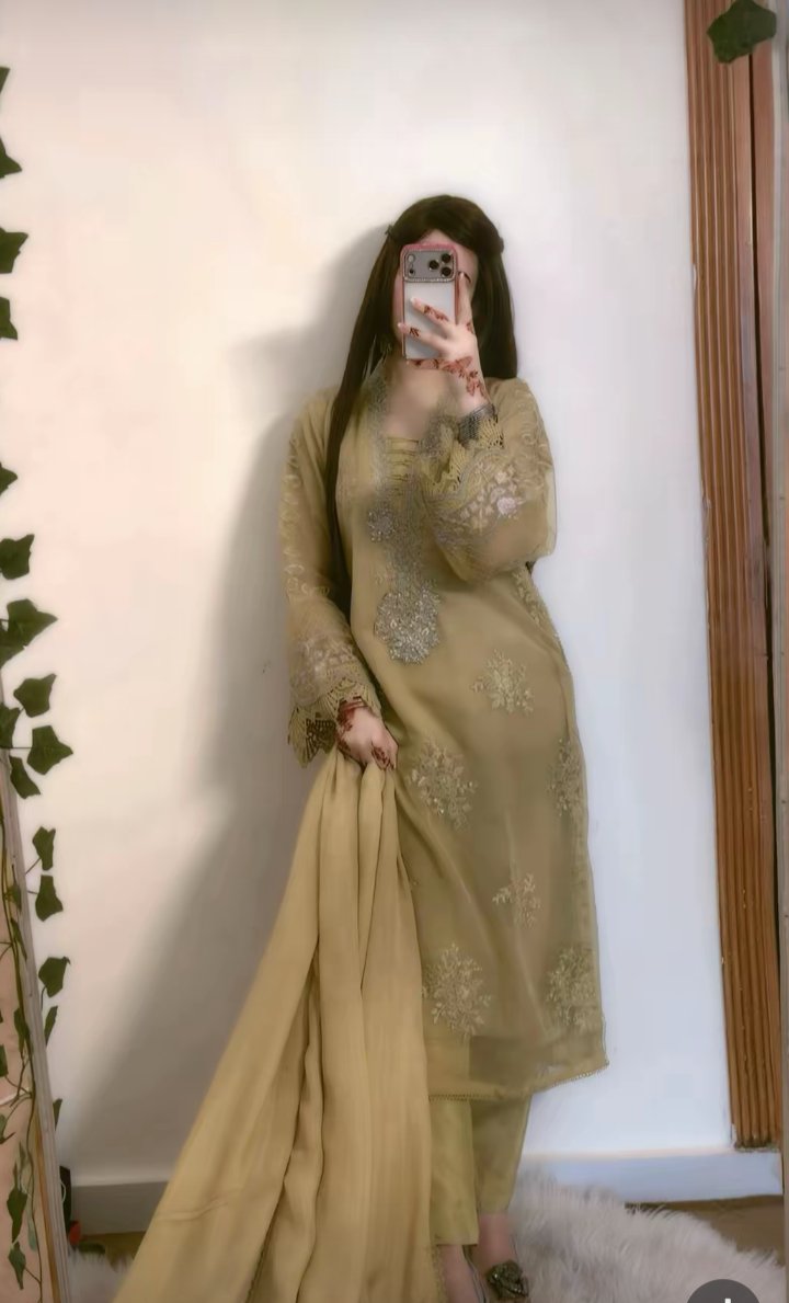 Eid Mubarak, my wonderful followers and friends near &amp; far! 🌙🍰
Taqabbal Allahu minna wa minkum 🙏
#EidVibes #EidMubarak
اگر "عیدی" بھیجنی ہے 🥰 تو میرا فیورٹ کلر "براؤن 🤎" ہے۔
#عيد_الفطر_١٤٤٧ه 
#قومی_زبان
