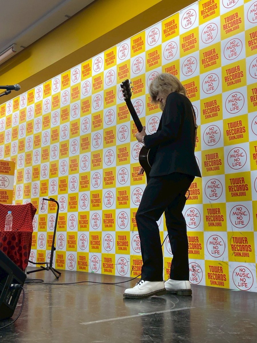 takuinakajima's tweet image. 新宿タワレコにてインストアライヴでした。CDを買ってくれた方々本当にありがとうございました。去年秋から30本のインストアライヴを行いましてお会い出来た方々に感謝致します。卓偉広報室の方々、全公演の写真をまとめてアップなど出来ますか？
またライヴでお会いしましょう！
#中島卓偉