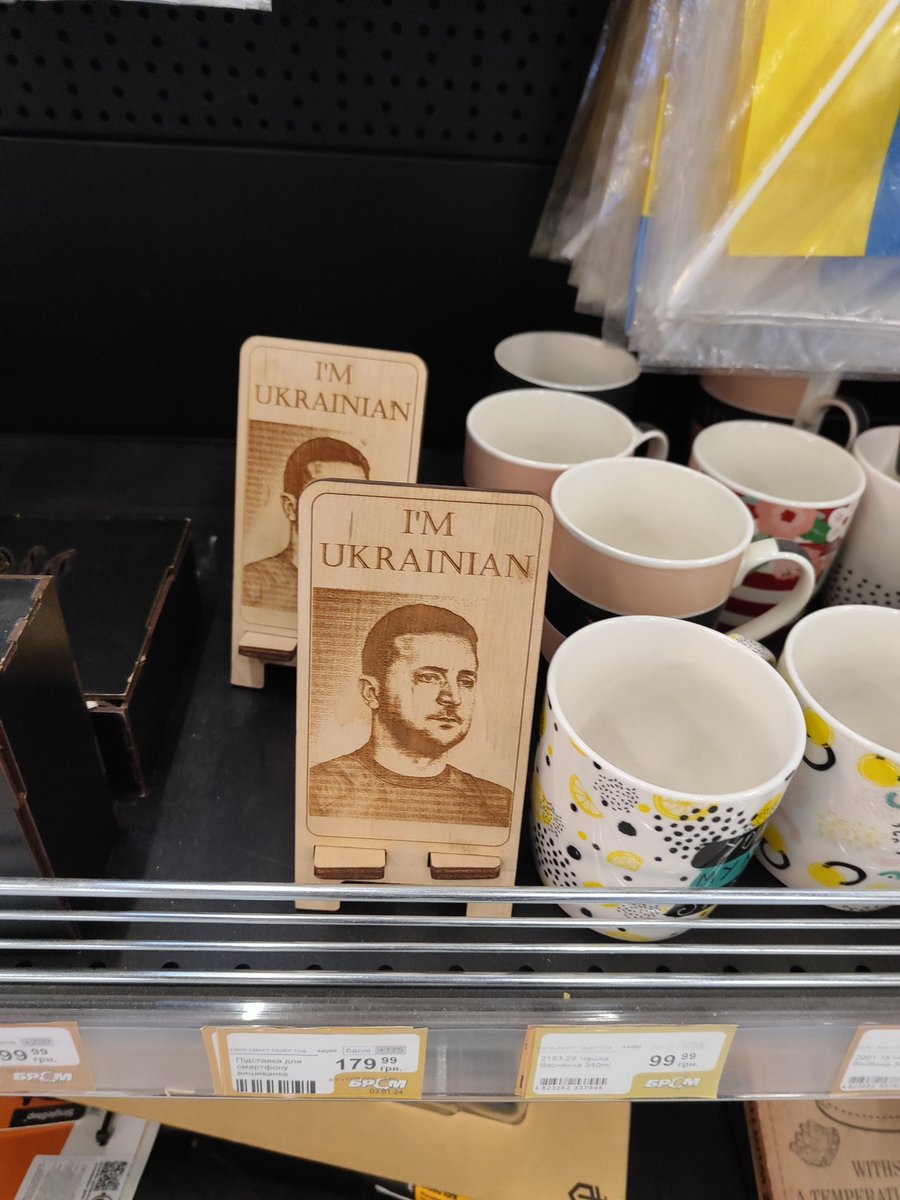 _OniVin_'s tweet photo. Вчора з хлопцями поверталися з відрядження... Зупинилися кави ковтнути на БРСМ.  
Зайшли на заправку і зустріли препіздента))) https://t.co/H0Ys0TZ1k9
