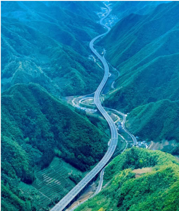 juni395819's tweet image. Winding through China’s lush green mountains, this breathtaking road feels like a journey into nature’s masterpiece 🌿✨
#ChinaTravel
 #NatureBeauty
#MountainRoads 
#ExploreChina 
#ScenicViews