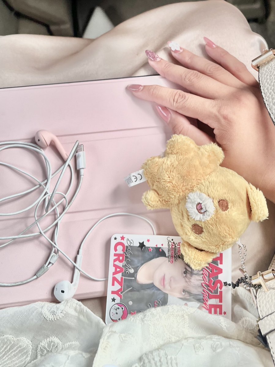 csilla . ݁₊ 𓄹 ♡ tweet media