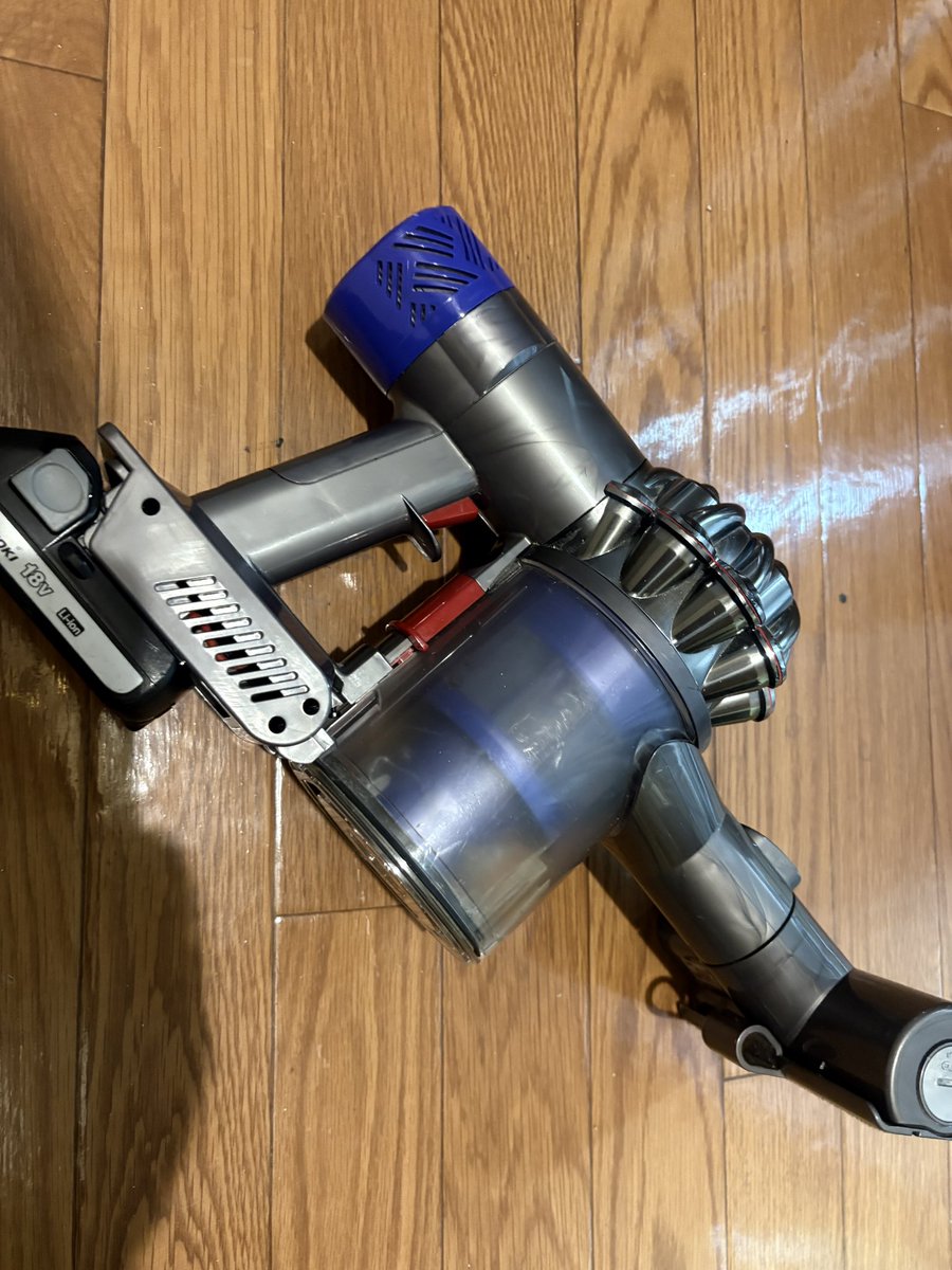 掃除機のバッテリーを ハコーキ化（笑）
充電が長持ちして バッテリーが減ると 赤いランプが点滅
いままでは すぐバッテリー切れてたし  突然動かなくなってたから すごい便利