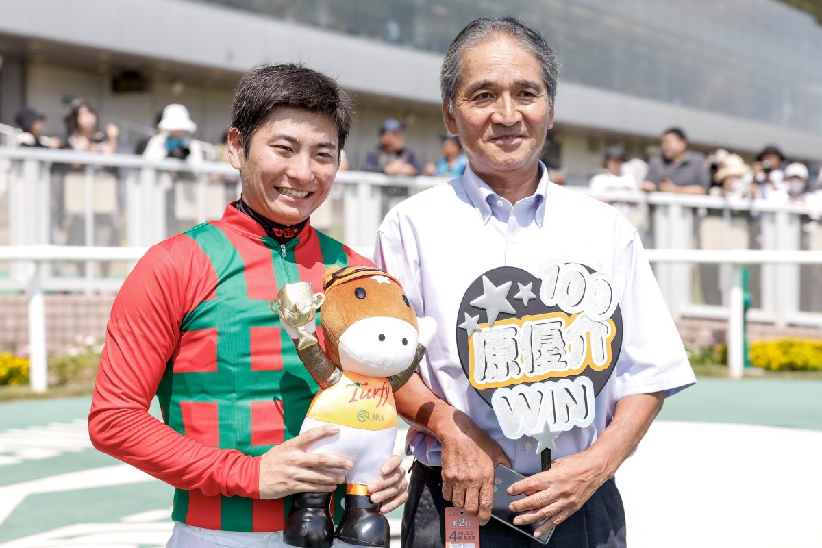 【#フラワーカップ】
原優介騎手はデビュー7年目。競馬学校卒の同期デビューでは泉谷楓真騎手に続き2人目の重賞ウイナーとなりました。(ほか同期に秋山稔樹騎手、小林脩斗騎手)

#原優介 のプロフィール | 騎手データ
db.sp.netkeiba.com/jockey/01184/

※写真はJRA通算100勝達成時、撮影：下野雄規