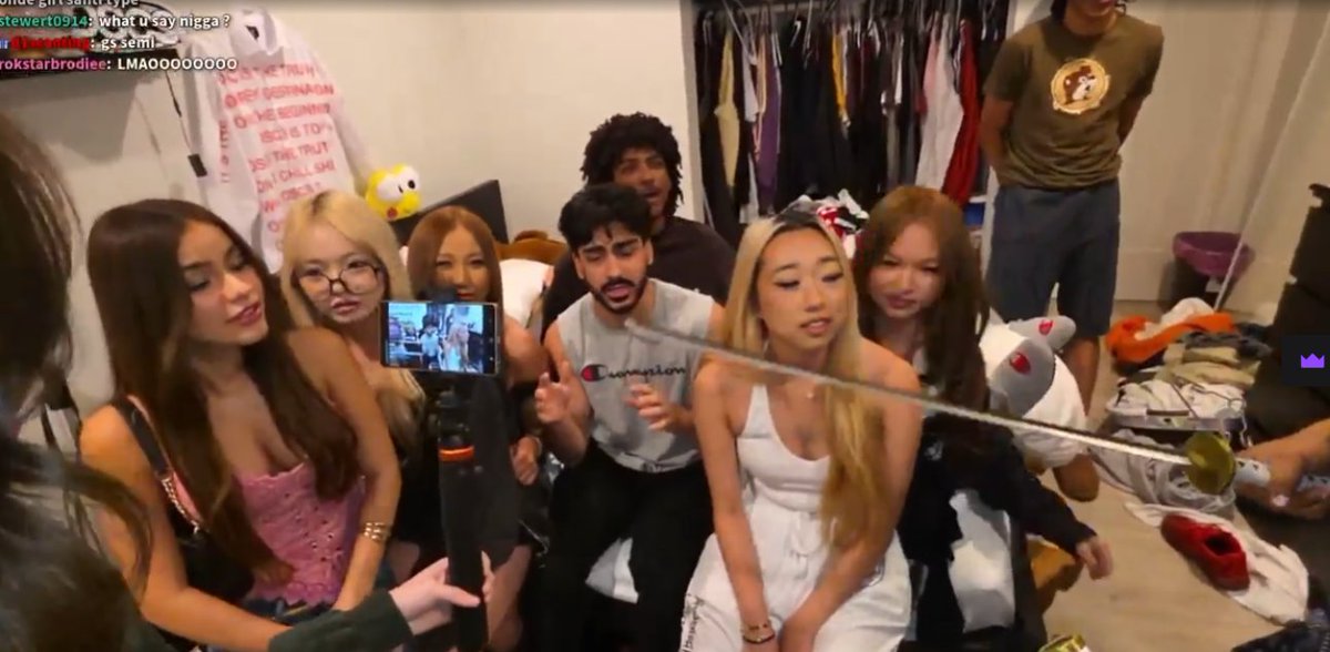 szzoxi's tweet photo. how they moving in santi's room https://t.co/e4y3oLNGFm