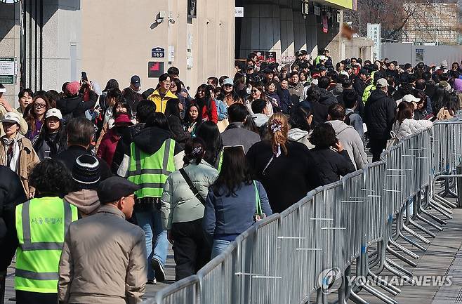 taesl0ver's tweet photo. bruh that’s like 260k+ people i heard??? BTS literally pulled people from all over the world to korea, never question their impact again https://t.co/u8iymzSCsK