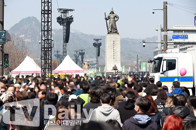taesl0ver's tweet photo. bruh that’s like 260k+ people i heard??? BTS literally pulled people from all over the world to korea, never question their impact again https://t.co/u8iymzSCsK