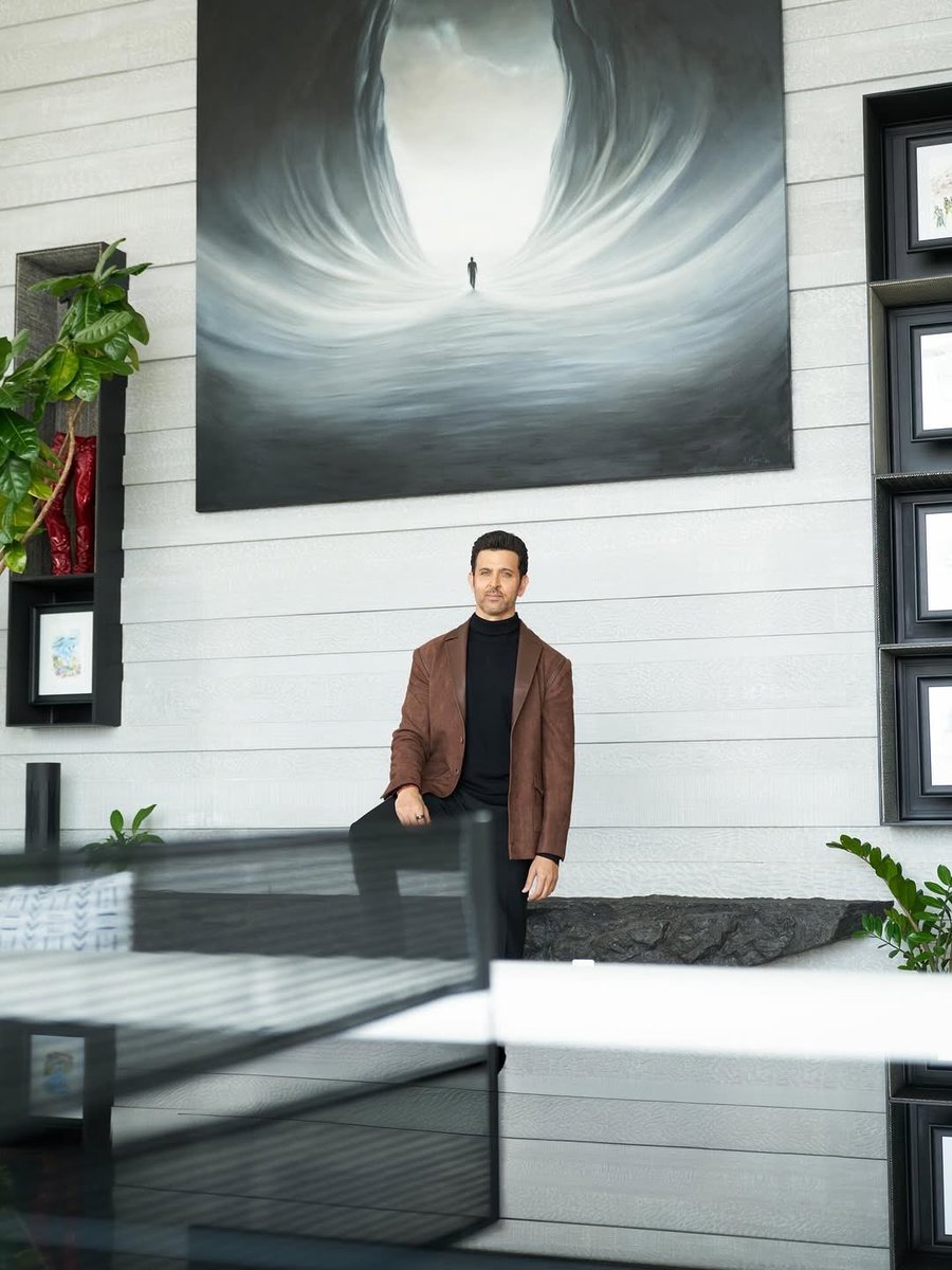 HrfcTamilnadu's tweet image. Power suit, soft smile, sharp mind. Hrithik Roshan serving peak gentleman energy in classic black and brown, proof that discipline, grace and good tailoring never go out of style. 
#HrithikRoshan #StyleIcon #MensFashion #Hrfctamilnadu