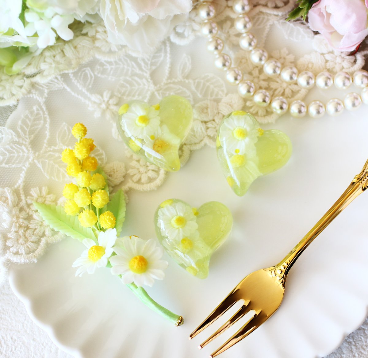 #三連休はフォロワーが増えるらしい

レジンとクレイフラワーで、四季折々のアクセサリーを作っています✨
最近は春のお花制作中です🌼