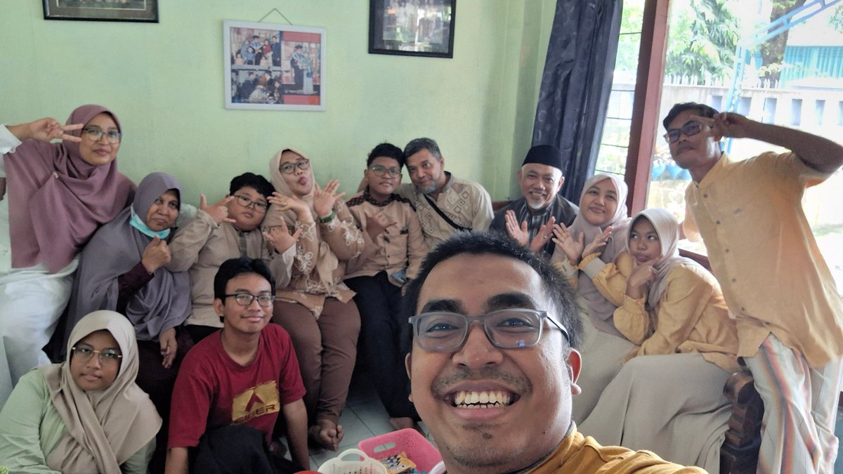 AndyNovianR's tweet photo. Dengan segala kerendahan hati, izinkan kami sekeluarga mengucapkan:

Selamat Hari Raya Idul Fitri 1 Syawal 1447 Hijriah.

 تَقَبَّلَ اللَّهُ مِنَّا وَمِنْكُمْ صِيَامَنَا وَصِيَامَكُمْ تَقَبَّلْ يَا كَرِيْمَ
                 https://t.co/NfZUGCKgWN https://t.co/uGB2R1w4p5
