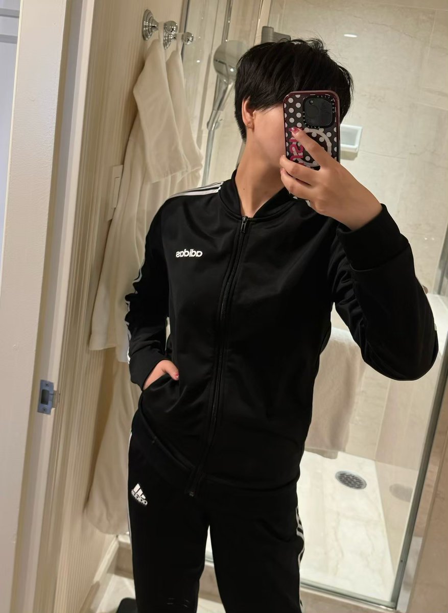 18_maLJK's tweet photo. 着痩せするタイプなんだけど、 
チャック閉めてるのと開けてるのどっちが好き？ https://t.co/JG3GcchXis