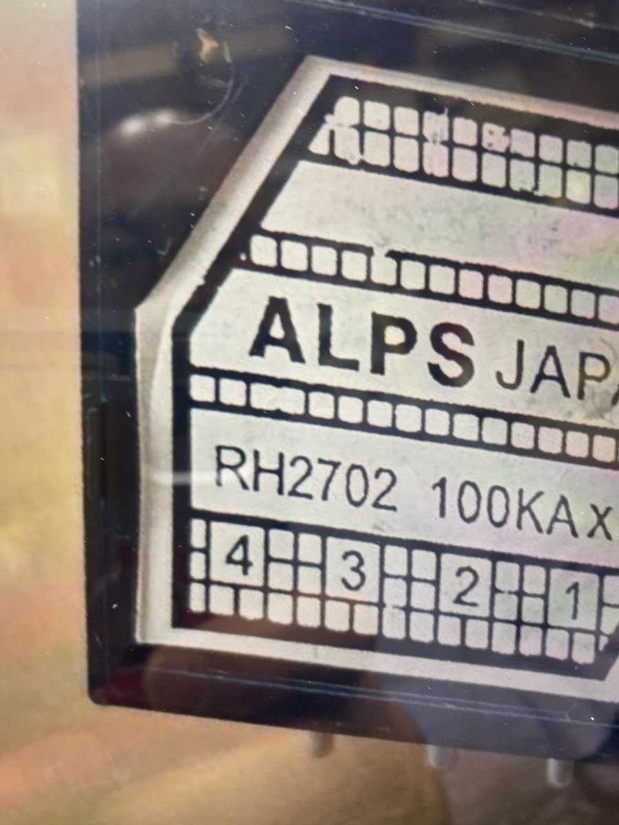 【そのうち消します】最近オクにC国製の酷い偽物が多数出てますが、これは最たる物。RH2702はALPSアルパイン製ではないのでご注意ください。壊すと中にチップ抵抗が並んでいてロータリーSW的に切り替え、「クリック付き」と称しています。