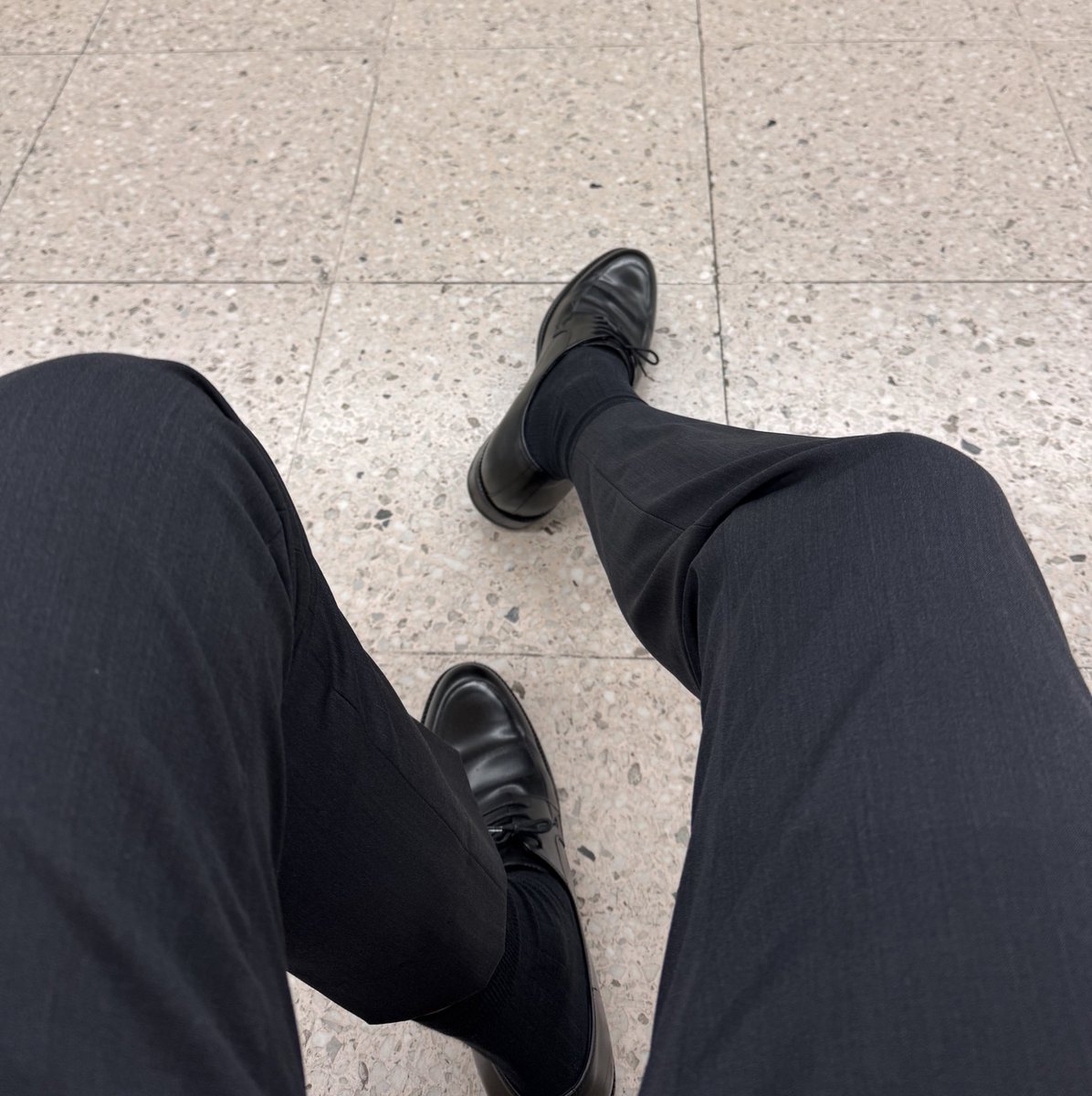 맨날 후질근하게 입고 출퇴근하다가
오늘 결혼식이 있어서 오랜만에 꾸며봤습니다😅

걷고있는데 어르신 한분이 

“와 젊은 사람 멋있다”

해주시더라구요 ㅋㅋㅋ

결혼했어도 좀 꾸미고 다녀야겠습니다…ㅎ