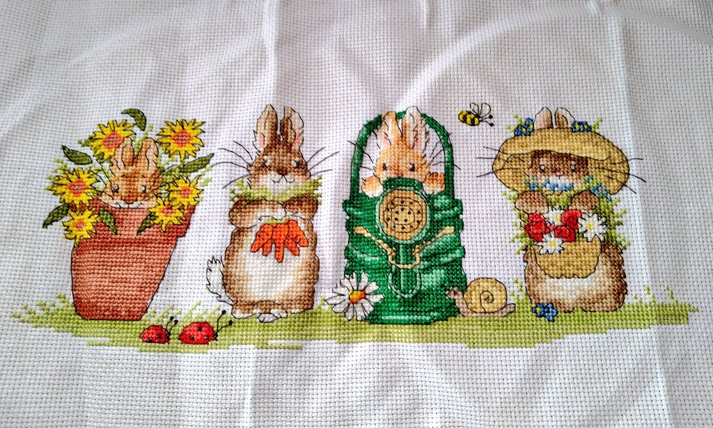 miechina1020's tweet image. 4羽目うさぎさんやっと登場🐰✨
そしていよいよ最後の5羽目うさぎさんに進みます😁🎵

#クロスステッチ   #BothyThreads