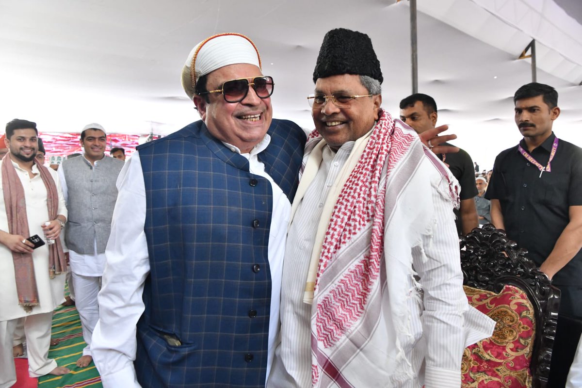 siddaramaiah's tweet photo. ಇಂದು ಪವಿತ್ರ ರಂಜಾನ್ ಹಬ್ಬದ ಪ್ರಯುಕ್ತ ಬೆಂಗಳೂರಿನ ಮಿಲ್ಲರ್ಸ್ ರಸ್ತೆಯ ಮಸ್ಜಿದ್ - ಈ - ಖಾದ್ರಿಯಾದಲ್ಲಿ‌ ನಡೆದ ಸಾಮೂಹಿಕ ಪ್ರಾರ್ಥನೆಯಲ್ಲಿ ಭಾಗವಹಿಸಿ, ರಾಜ್ಯದ ಮುಸ್ಲಿಂ ಬಾಂಧವರಿಗೆ ರಂಜಾನ್ ಹಬ್ಬದ ಶುಭ ಹಾರೈಸಿದೆ. 

ಮಾನವಕುಲದ ಒಳಿತಿಗಾಗಿ ಸರ್ವರೂ ಪ್ರಾರ್ಥಿಸುವುದು ಅತ್ಯಂತ ಅವಶ್ಯ. ಮಾನವೀಯತೆಯಿಂದ ಪರಸ್ಪರ ಪ್ರೀತಿ - ವಿಶ್ವಾಸದಿಂದ ಬಾಳುವುದು ಮುಖ್ಯ. ಭಾರತ ದೇಶ ವಿವಿಧ ಜಾತಿ ಸಂಸ್ಕೃತಿಗಳಿಂದ ಕೂಡಿದೆ. ವಿವಿಧತೆಯಲ್ಲಿ ಏಕತೆಯಿರುವ ನಮ್ಮ ದೇಶದಲ್ಲಿ ಎಲ್ಲರೂ ಒಟ್ಟಾಗಿ ಬಾಳಬೇಕು. ಯಾವುದೇ ಧರ್ಮವೂ ದ್ವೇಷವನ್ನು ಬೋಧಿಸುವುದಿಲ್ಲ. ಎಲ್ಲ ಧರ್ಮಗಳೂ ಪ್ರೀತಿಯನ್ನು ಬೋಧಿಸುತ್ತವೆ. ಇದನ್ನು ಅರಿತು ಬಾಳಿದರೆ ಸಮಾಜದಲ್ಲಿ ಶಾಂತಿ - ಸೌಹಾರ್ದತೆ ನೆಲೆಸಲು ಸಾಧ್ಯ.‌