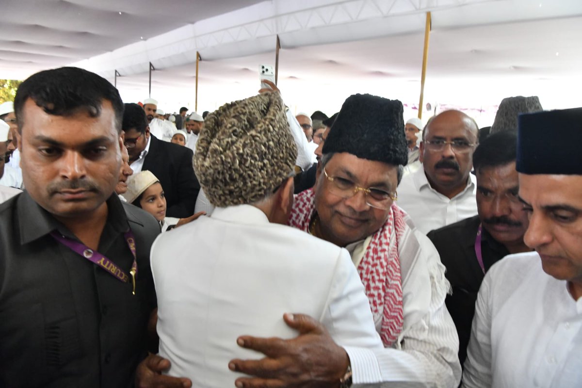 siddaramaiah's tweet photo. ಇಂದು ಪವಿತ್ರ ರಂಜಾನ್ ಹಬ್ಬದ ಪ್ರಯುಕ್ತ ಬೆಂಗಳೂರಿನ ಮಿಲ್ಲರ್ಸ್ ರಸ್ತೆಯ ಮಸ್ಜಿದ್ - ಈ - ಖಾದ್ರಿಯಾದಲ್ಲಿ‌ ನಡೆದ ಸಾಮೂಹಿಕ ಪ್ರಾರ್ಥನೆಯಲ್ಲಿ ಭಾಗವಹಿಸಿ, ರಾಜ್ಯದ ಮುಸ್ಲಿಂ ಬಾಂಧವರಿಗೆ ರಂಜಾನ್ ಹಬ್ಬದ ಶುಭ ಹಾರೈಸಿದೆ. 

ಮಾನವಕುಲದ ಒಳಿತಿಗಾಗಿ ಸರ್ವರೂ ಪ್ರಾರ್ಥಿಸುವುದು ಅತ್ಯಂತ ಅವಶ್ಯ. ಮಾನವೀಯತೆಯಿಂದ ಪರಸ್ಪರ ಪ್ರೀತಿ - ವಿಶ್ವಾಸದಿಂದ ಬಾಳುವುದು ಮುಖ್ಯ. ಭಾರತ ದೇಶ ವಿವಿಧ ಜಾತಿ ಸಂಸ್ಕೃತಿಗಳಿಂದ ಕೂಡಿದೆ. ವಿವಿಧತೆಯಲ್ಲಿ ಏಕತೆಯಿರುವ ನಮ್ಮ ದೇಶದಲ್ಲಿ ಎಲ್ಲರೂ ಒಟ್ಟಾಗಿ ಬಾಳಬೇಕು. ಯಾವುದೇ ಧರ್ಮವೂ ದ್ವೇಷವನ್ನು ಬೋಧಿಸುವುದಿಲ್ಲ. ಎಲ್ಲ ಧರ್ಮಗಳೂ ಪ್ರೀತಿಯನ್ನು ಬೋಧಿಸುತ್ತವೆ. ಇದನ್ನು ಅರಿತು ಬಾಳಿದರೆ ಸಮಾಜದಲ್ಲಿ ಶಾಂತಿ - ಸೌಹಾರ್ದತೆ ನೆಲೆಸಲು ಸಾಧ್ಯ.‌