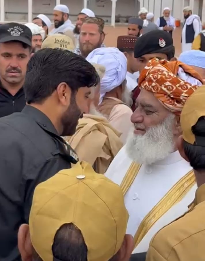 ڈیرہ اسماعیل خان ایس پی پہاڑ پور اقبال بلوچ ، عبدخیل میں مولانا فضل الرحمان کی رہائش گاہ پر عید الفطر کے نماز کے موقع پر سیکورٹی کے انتظامات کو دیکھنے کے بعد مولانا فضل الرحمان سے عید کی مبارک باد دیتے ہوئے