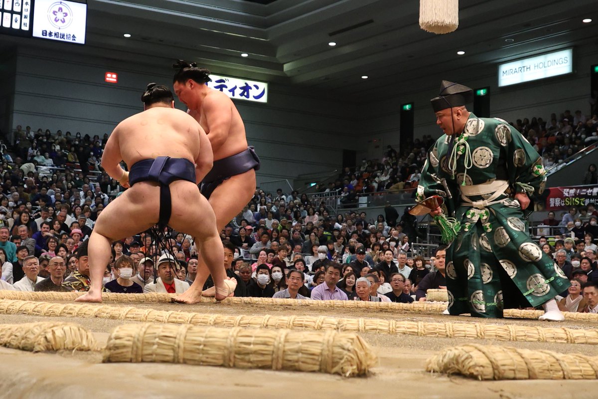 十四日目の様子＞ 十両取組 若ノ勝（11勝3敗） 押し出し 寿之富士