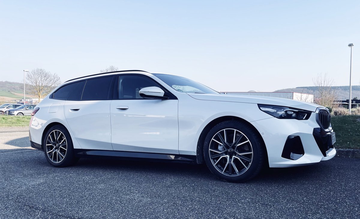 Dieser neue 5er BMW wurde für einen Fahrer, der seine Beine nicht mehr benutzen kann, mit einem digitalen Darios-Gasring und einer Handbetriebsbremse rechts ausgestattet. Er freut sich, mit beiden Händen am Lenkrad wieder fahren zu können.
 Für weitere Informationen: