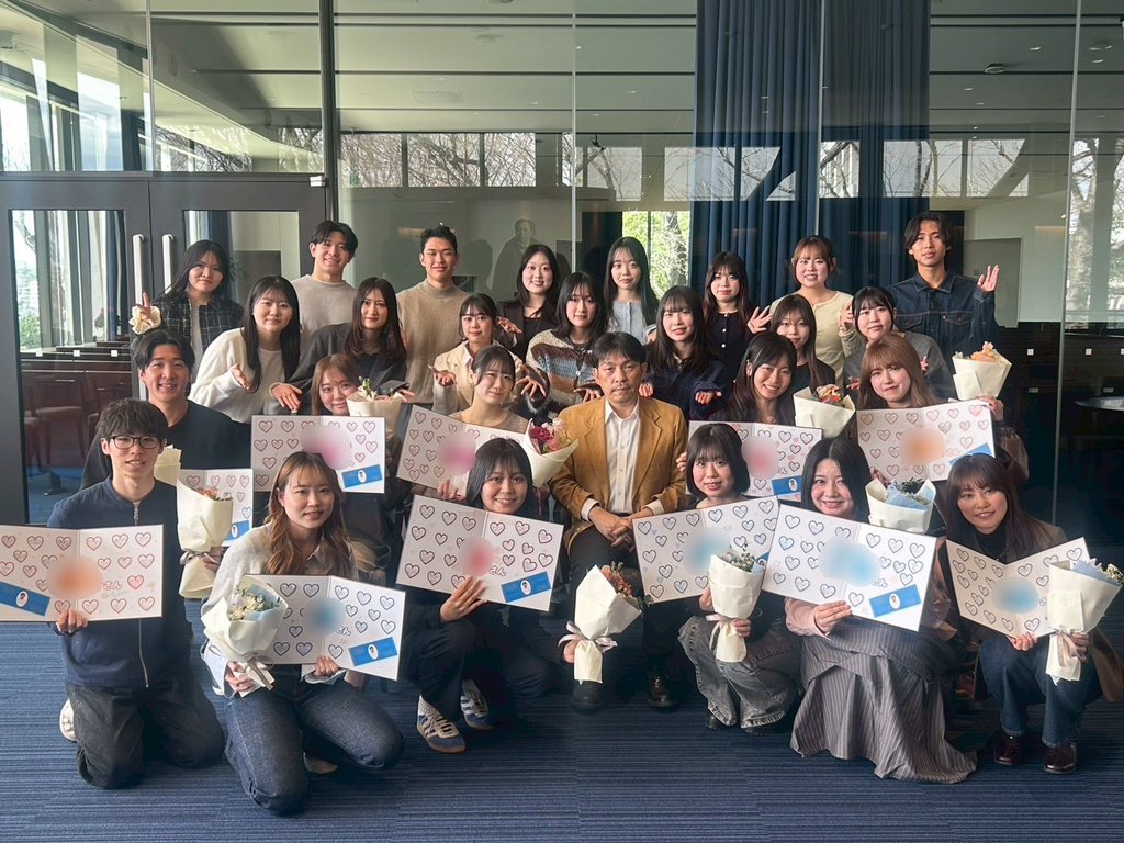 ogi_seminar's tweet photo. 先日、4年生を送る会を行いました✨✨
現役ゼミ生からは寄せ書きと花束を贈りました💐

先輩方が築き上げて下さったゼミをより繁栄させられるよう頑張ります🙌🏻✨
今まで本当にありがとうございました🥰
新天地でのご活躍を心よりお祈りしています。

#東京経済大学 #東経大 #小木ゼミナール #小木ゼミ https://t.co/3L7upnPo8X