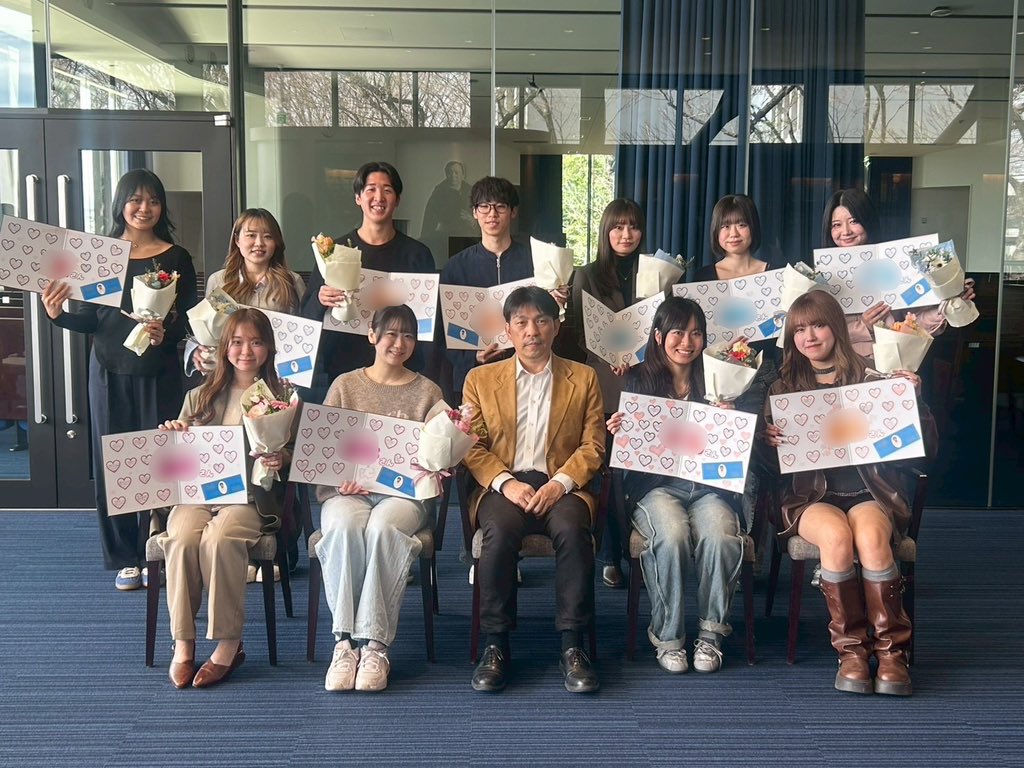 ogi_seminar's tweet photo. 先日、4年生を送る会を行いました✨✨
現役ゼミ生からは寄せ書きと花束を贈りました💐

先輩方が築き上げて下さったゼミをより繁栄させられるよう頑張ります🙌🏻✨
今まで本当にありがとうございました🥰
新天地でのご活躍を心よりお祈りしています。

#東京経済大学 #東経大 #小木ゼミナール #小木ゼミ https://t.co/3L7upnPo8X