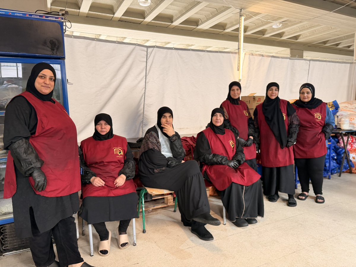 FatimaBassam11's tweet photo. From the very first days of the war, these women stepped up—not for recognition, but to care.
Every single day, they cook for at least 350 displaced families in shelters.

On their day, we celebrate the strength, love, and resilience of our mothers. 🤍
God bless them, today and always.